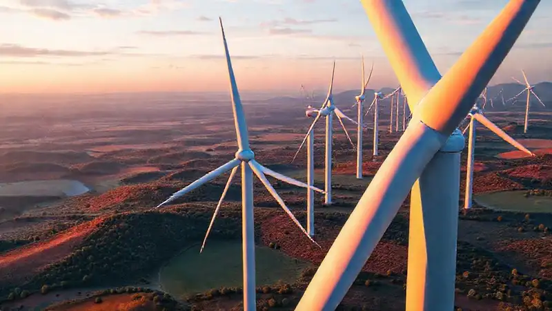 Turbinas eólicas modernas generan energía limpia