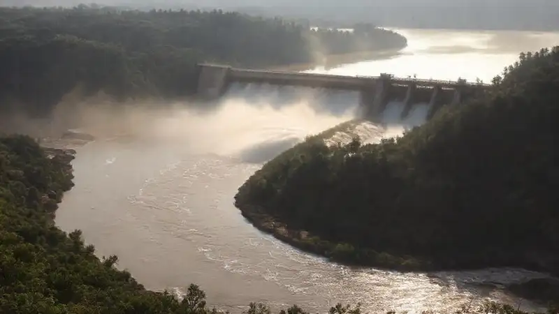 Presa hidroeléctrica altera el río y el entorno