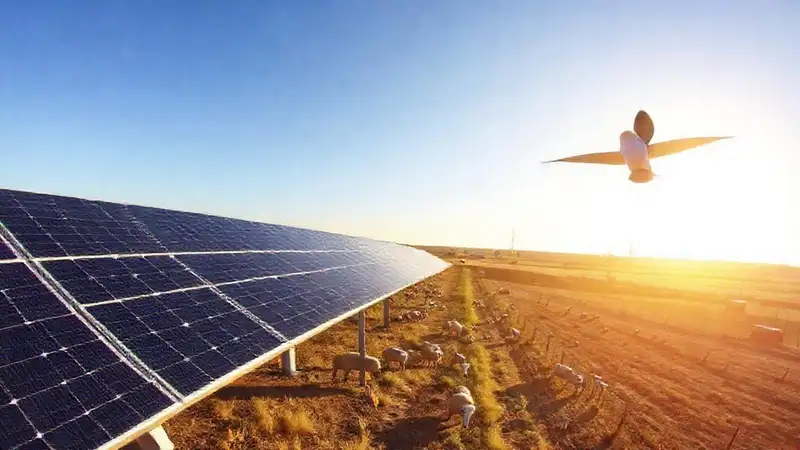 Paneles solares dañados en paisaje industrial
