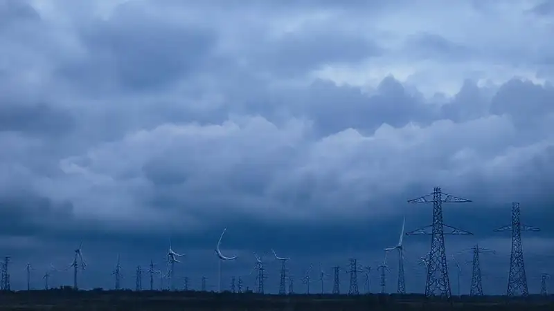 Turbinas y redes causan un paisaje sombrío
