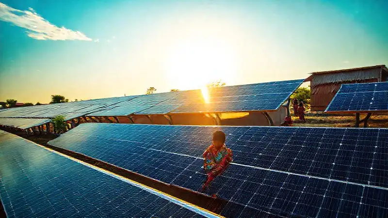 Paneles solares traen esperanza a la India