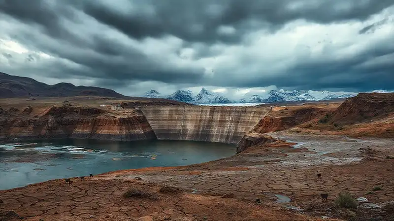 El lago Dam revela un paisaje devastado
