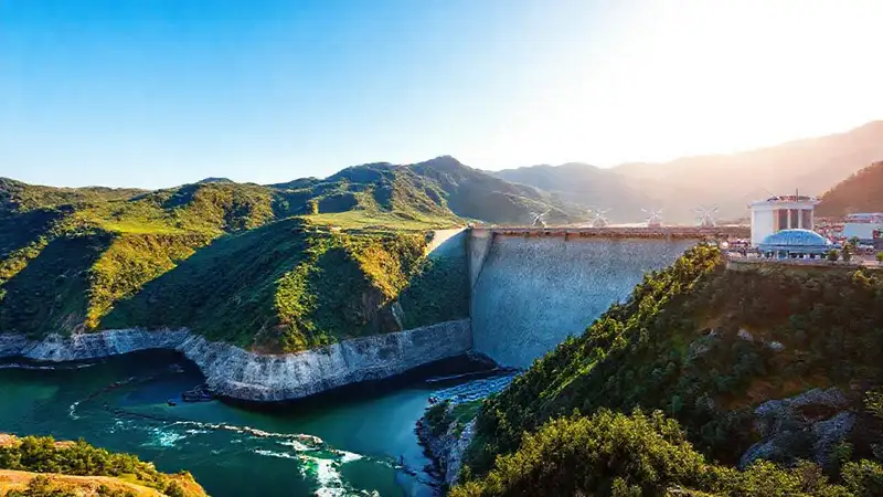Presa hidroeléctrica, valle verde y sostenible