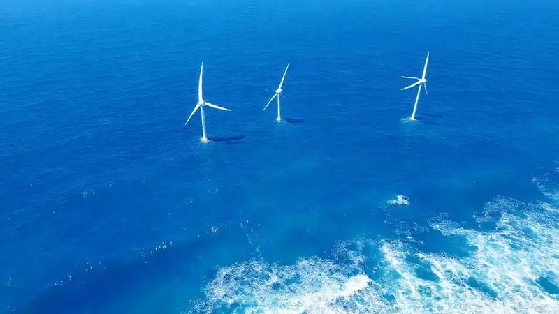 Turbinas marinas brillan en el océano