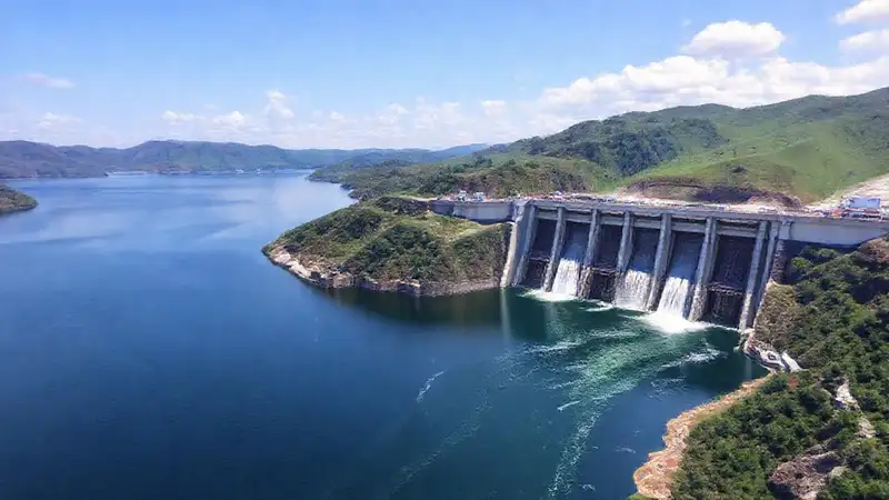Presa hidroeléctrica genera energía limpia y armonía
